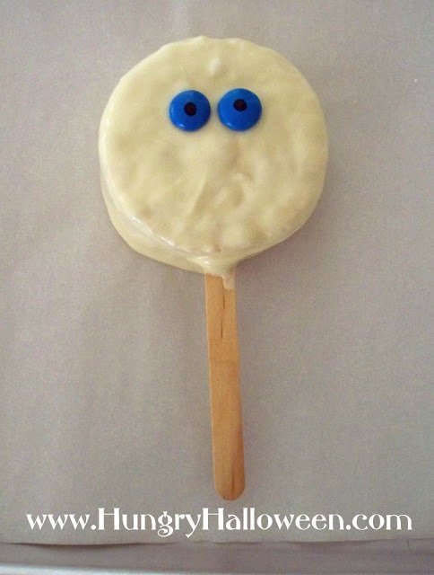 These Mummy Pops are such a fun Halloween treat to make! Your kids will have a blast making these for all of their friends or they're great to serve at parties!