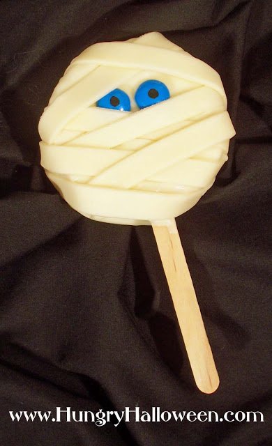 These Mummy Pops are such a fun Halloween treat to make! Your kids will have a blast making these for all of their friends or they're great to serve at parties!