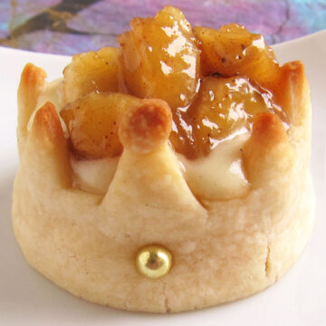 pastry crowns filled with cheesecake mousse and carmelized bananas.