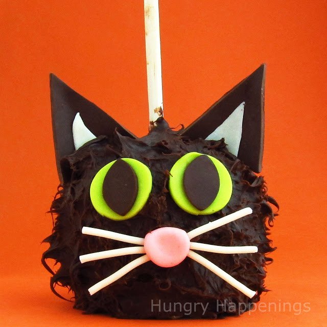 What two things are better than caramel and chocolate? These adorable Chocolate Caramel Apple Cats are the purrfect dessert for your fun Halloween party!