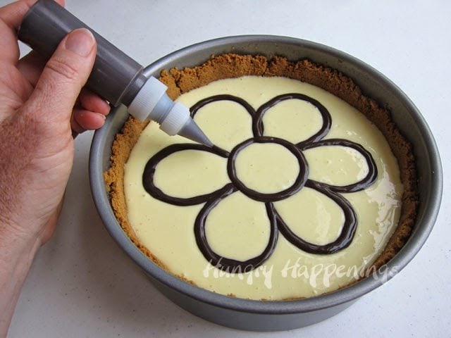 Decorating a cheesecake
