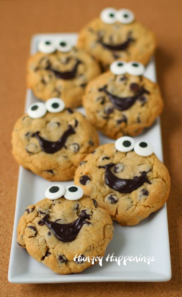 Smiley Face Chocolate Chip Cookies by HungryHappenings.com