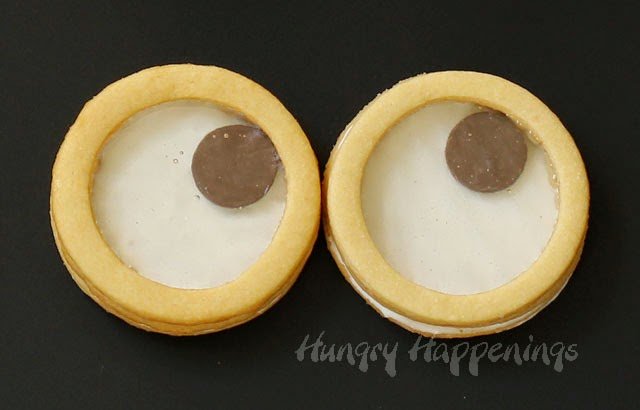 3-D Cookie Googly Eyes that really WIGGLE | HungryHappenings.com