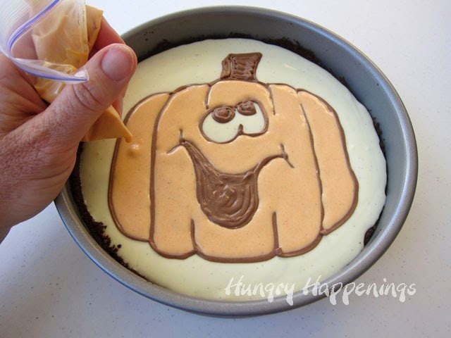 How to add a pumpkin design to a cheesecake | HungryHappenings.com