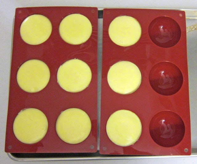 How to make mini cheesecakes using a silicone mold. | HungryHappenings.com
