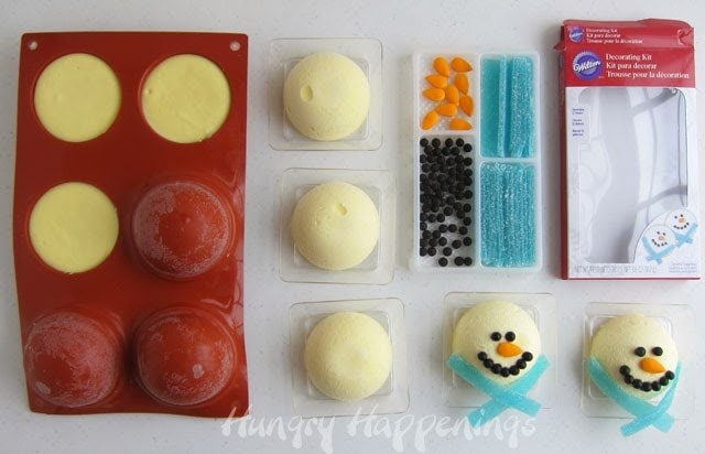 How to make mini snowmen cheesecake using Wilton's Snowman Decorating Kit. | HungryHappenings.com