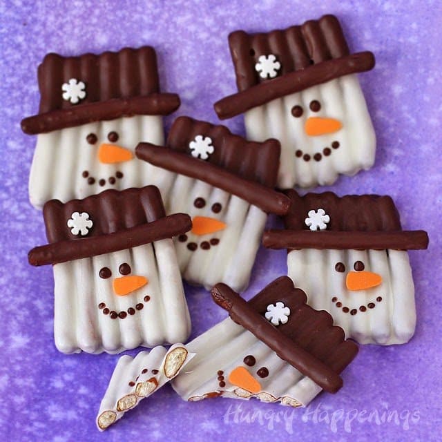 Turn dipping pretzels into these adorable Chocolate Snowman Pretzel Crafts. They make super cute holiday gifts. 