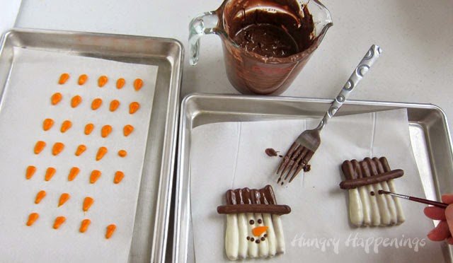 How to make chocolate dipped pretzel snowmen | hungryhappenings.com