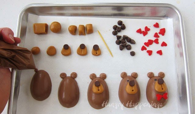 How to make chocolate teddybears filled with peanut butter fudge. Recipe and tutorial from HungryHappenings.com