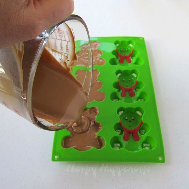 How to make chocolate peanut butter fudge teddy bears using a silicone mold. | HungryHappenings.com