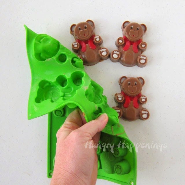 How to make chocolate peanut butter fudge teddy bears using a silicone mold. | HungryHappenings.com