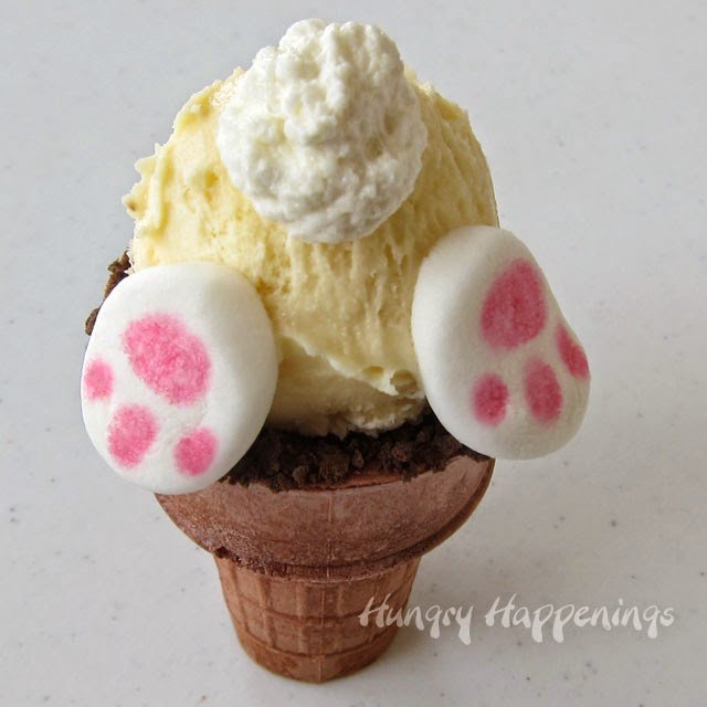 How to make a bunny butt ice cream cone for Easter. Tutorial at HungryHappenings.com