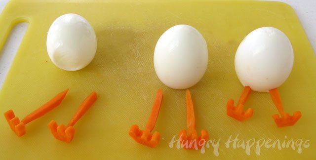 How to make hatching hard boiled eggs. These cute chicks are super easy to make and look so fun!