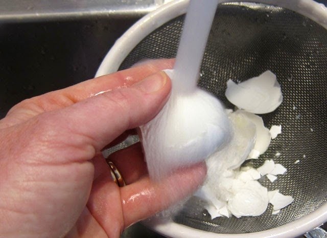 How to peel hard boiled eggs. 