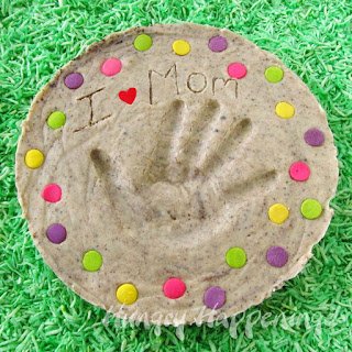 Kids will have a blast making this garden stone from Cookies and Cream Fudge. These edible stones make lovely Mother's Day gifts. 