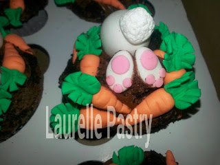 cute bunny butt cupcakes with a fondant bunny digging in dirt for fondant carrots. 