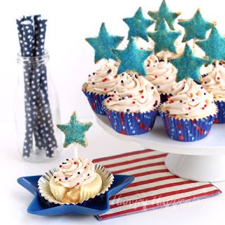 Celebrate the 4th of July with this fun twist on an American classic - Apple Pie Cupcakes with Mini Apple Pie Pop Toppers | HungryHappenings.com