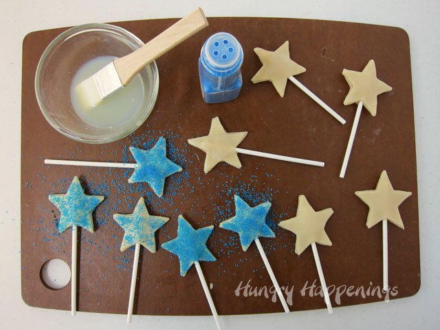 How to make Mini Star Shapes Apple Pie Pops. Tutorial at HungryHappenings.com