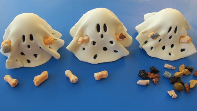Step-by-step instructions for creating Charlie Brown Ghosts out of brownies. 