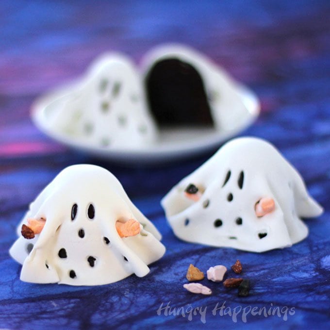 Turn ordinary brownies into these sweet Charlie Brown Ghost Brownies.These cute Halloween treats will appeal to the kid in everyone.