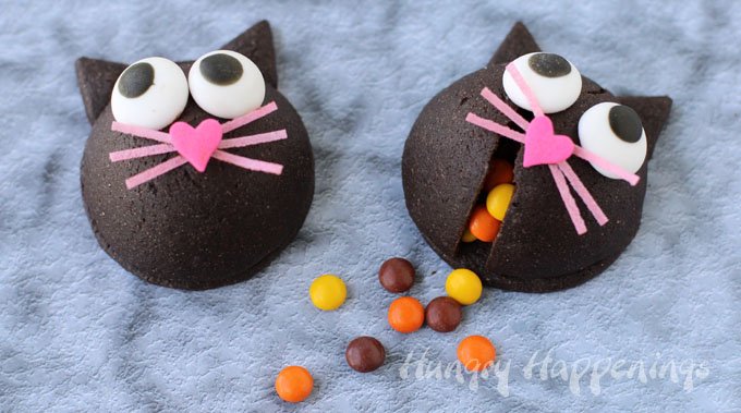 These wickedly cute Candy filled Black Cat Cookies will make the purrfect Halloween treat. See the tutorial at HungryHappenings.com