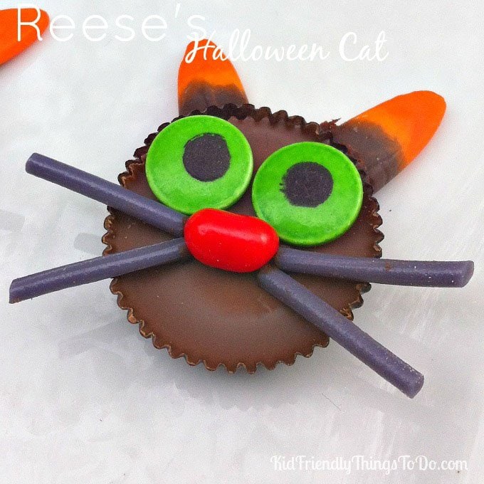Cute Reese's Cup Cats are easy to decorate and will make great last minute Halloween treats. 