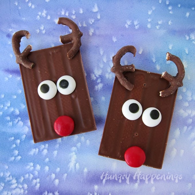 This Christmas if you are short on time but need to make some cute treats, grab some candy bars and create these cute Rudolph Candy Bars.