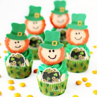 Leprechaun Cupcakes make sweet St. Patrick's Day treats. Each Leprechaun is made out of a white chocolate dipped Oreo Cookie. See the tutorial at HungryHappenings.com.