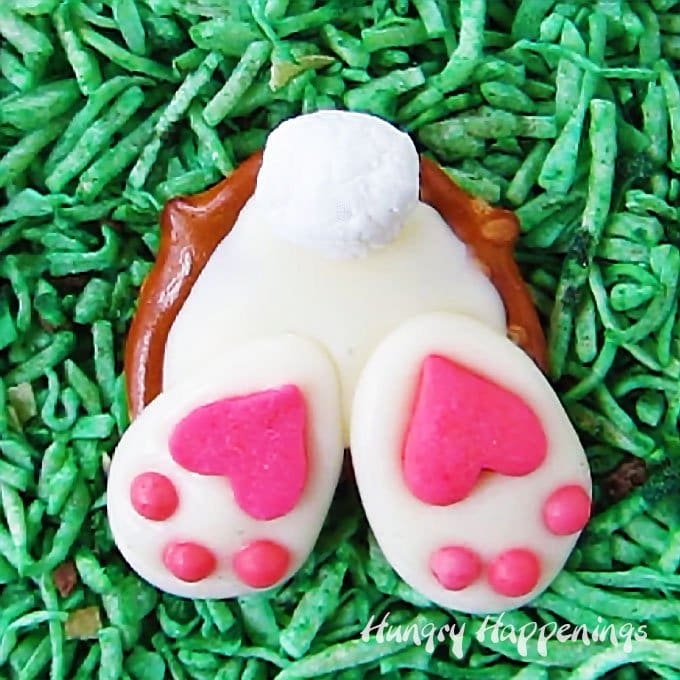 Sweet little white Pretzel Bunny Butts with fluffy marshmallow tails and adorable pink and white paws will add a touch of whimsy to your Easter baskets. Watch the video tutorial to see how much fun they are to make.