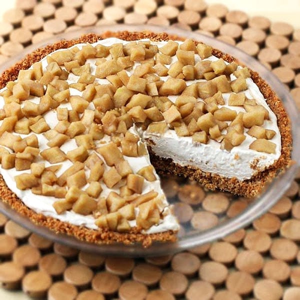 No-bake cheesecake pie topped with caramelize apples.