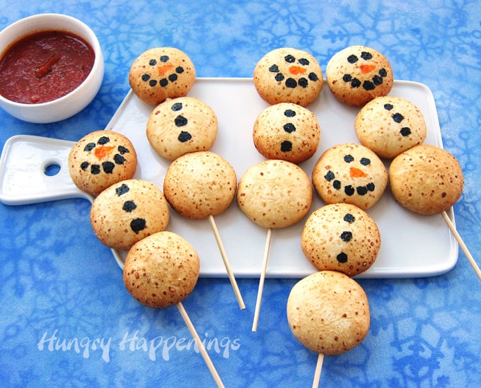 Your whole family will love these Cheesy Snowman Snacks for Christmas. 