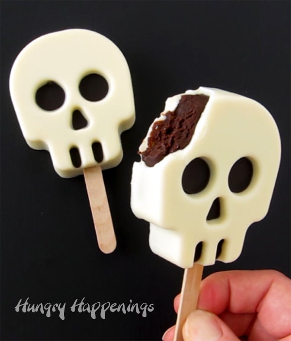 Skull Cakesicles filled with chocolate cake blended with vanilla frosting. 