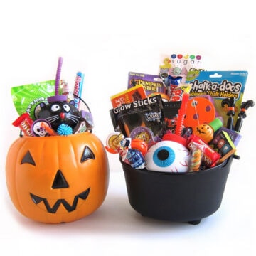 Halloween gift baskets for kids made in plastic pumpkins and cauldrons.