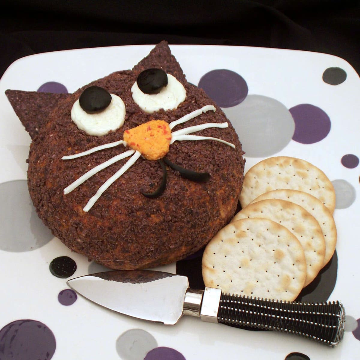 black cat cheese ball for Halloween.