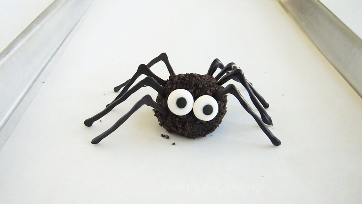 oreo spider with chocolate legs and candy eyes