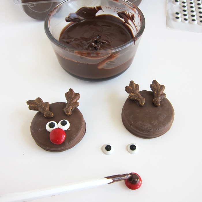 decorating chocolate OREO Reindeer using candy melts.